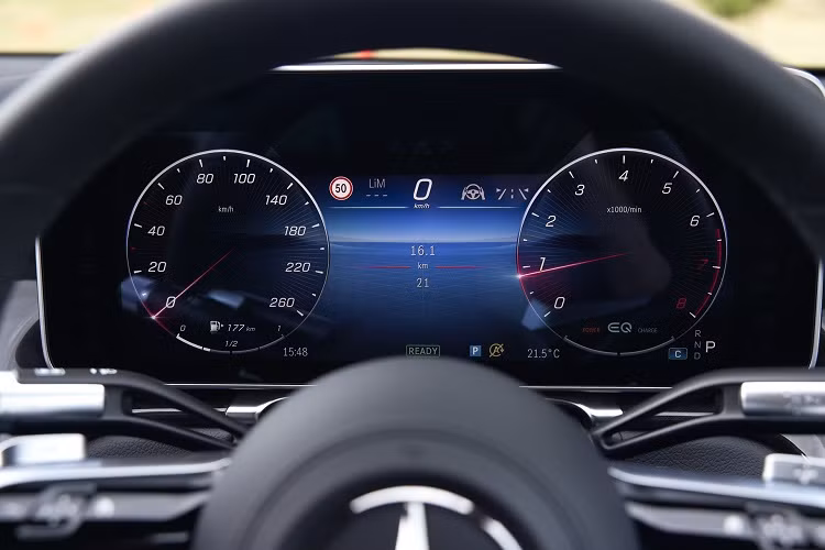 S 450 L 4MATIC sở hữu dàn trang bị tương tự S 450 tiêu chuẩn và được bổ sung thêm hàng ghế sau tích hợp sưởi, làm mát và 10 chế độ massage, màn hình giải trí 11,6 inch và máy tính bảng 7 inch cho hành khách phía sau điều khiển tính năng giải trí...