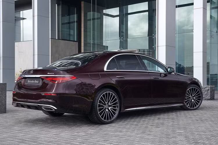 Phiên bản trục cơ sở dài S 450 L 4MATIC có giá từ 264.900 AUD (tương đương 210.600 USD). S 450 L 4MATIC có trục cơ sở dài hơn 110 mm so với bản tiêu chuẩn, cung cấp không gian nội thất rộng hơn.