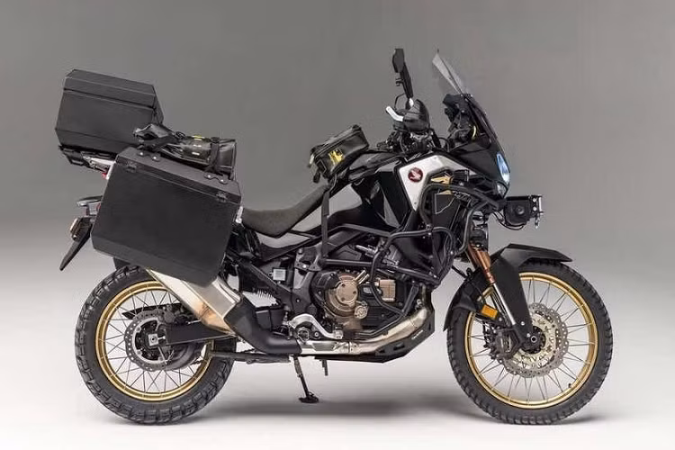 Với mục tiêu cuối cùng là một chiếc xe có khả năng offroad thượng thừa, Honda và Overland đã bổ sung cho xe hàng loạt các phụ kiện như khung chống đổ, khung bảo vệ động cơ, ốp gầm máy mang thương hiệu Outback Motortek, thêm vào đó là ốp bảo vệ két nước làm mát của AltRider.