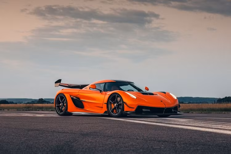  Koenigsegg Jesko hoàn toàn mới được ra mắt lần đầu tiên tại triển lãm Geneva Motor Show 2019 với sứ mệnh là "người kế nhiệm" của Agera. Jesko được sản xuất với số lượng cực giới hạn chỉ 125 chiếc trên toàn cầu, số lượng của bản Absolut sẽ càng ít hơn nữa.