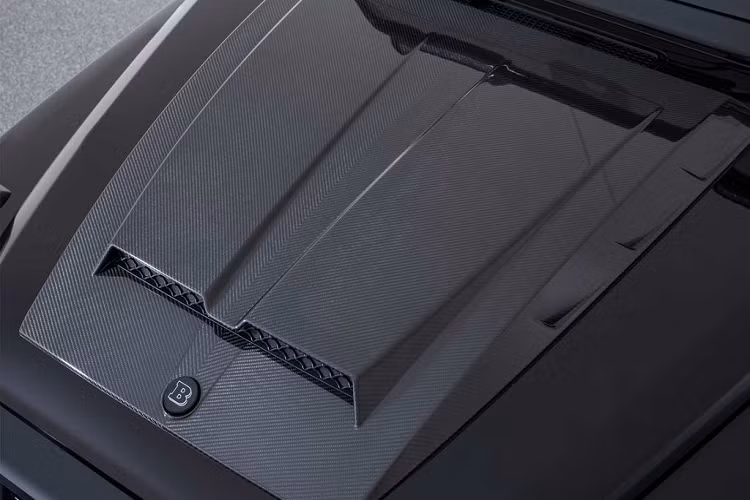Một số điểm nhấn đáng chú ý của gói nâng cấp này gòm bộ bodykit thể thao, nắp ca-pô làm từ sợi carbon, vành đúc 23 inch Brabus Platinum Edition Monoblock, đèn LED phụ trợ ở hốc gió bên và trên xe, cánh gió trần xe, logo Brabus trên lưới tản nhiệt, ống xả thể thao làm bằng thép không gỉ, nắp điều chỉnh khí thải chủ động...