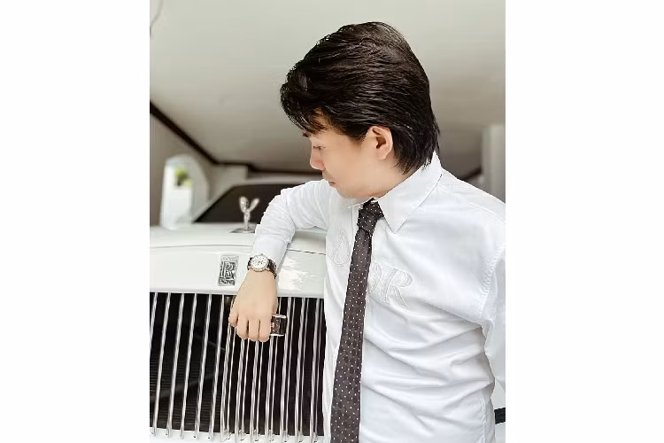 Chính vì điều này mà đã rộ lên tin đồn chiếc xe Rolls-Royce Cullinan khi về tay Minh nhựa có trục trặc về giấy tờ nên đại gia 8X này không thể xét xe, hoặc chủ nhân Pagani Huayra đang đợi biển số đẹp, theo ý thích của mình nên đến nay Cullinan chưa có "chứng minh nhân dân".