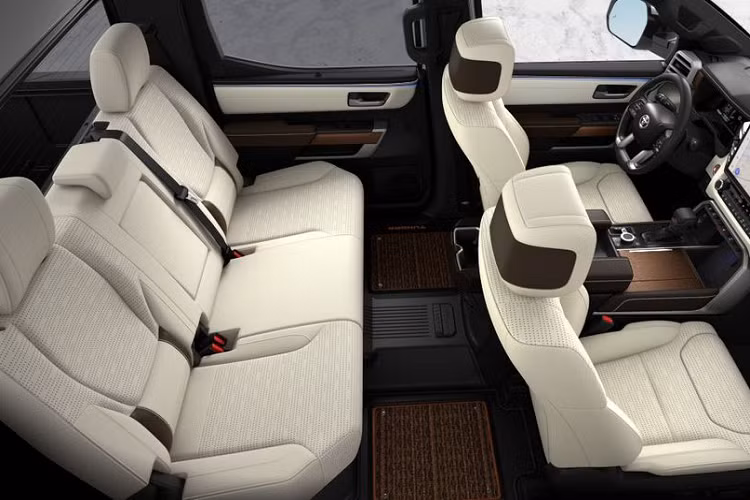 Để cá nhân hoá chiếc Toyota Tundra 2022, Carscoop đã lựa chọn phiên bản 1974 cao cấp nhất có giá khởi điểm 57.690 USD (khoảng 1,3 tỷ đồng), biến thể CrewMax với thùng dài 1,9m (6,5 feet). Tiếp đến là hệ thống truyền động hybrid mang tên i-Force Max hybrid, sử dụng động cơ xăng V6 dung tích 3.5 lít tăng áp kép, kết hợp với hệ dẫn động cầu sau hoặc 2 cầu.
