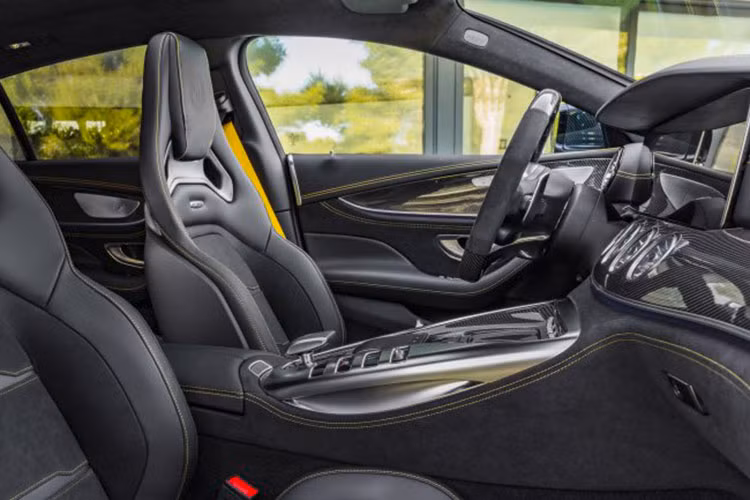 Phần mui mềm của Mercedes-AMG GT R Roadster có đến 3 lớp bao gồm nhôm, magiê và thép đảm bảo cho trọng lượng nhẹ nhất nhưng cũng đồng thời giảm tiếng ồn lọt vào khoang lái mẫu xe thể thao mui trần hạng sang này.