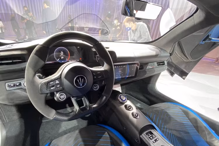 Màu trắng và vàng được đồn đoán là bộ áo chính cho các siêu xe Maserati MC20 về Việt Nam, nhưng mức giá bán siêu xe Maserati MC20 tại dải đất hình chữ S không được tiết lộ.