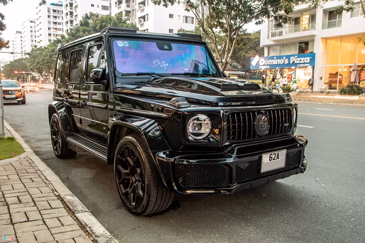 Một chiếc Mercedes-AMG G63 đặc biệt đã xuất hiện tại quận 7, sau khi TP.HCM vừa có chỉ thị mới về việc nới lỏng giãn cách xã hội từ ngày 1/10. Khác với những chiếc G63 hiện có mặt trên thị trường, chiếc xe này sở hữu bộ bodykit hầm hố từ hãng độ Đức Brabus, có tên mã 800. 