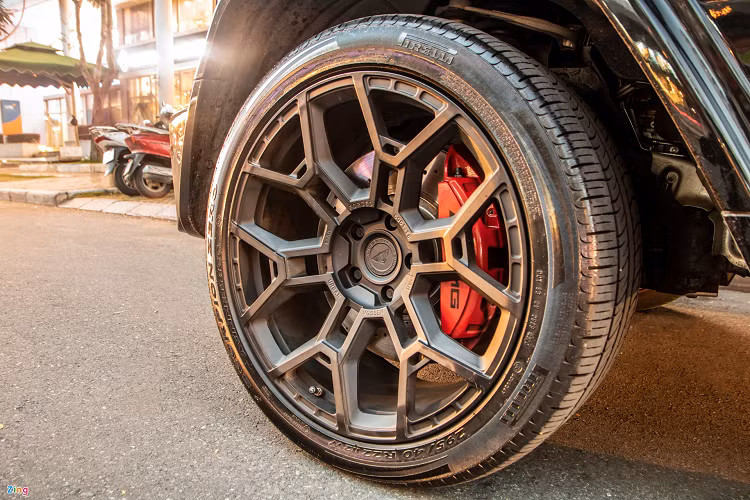Xe còn được trang bị bộ mâm thương hiệu Vossen với tên mã UV-4. Theo website của hãng độ này, bộ mâm này có giá bán khoảng 200 triệu đồng. 