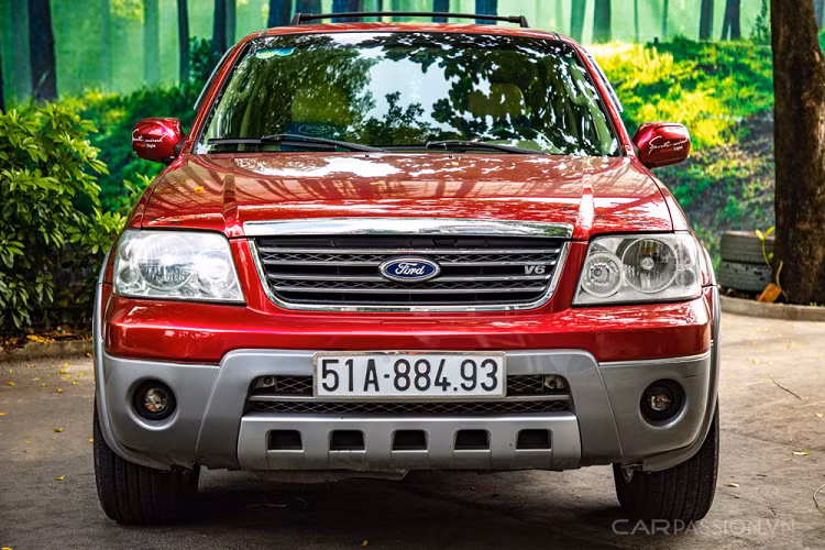 Vô-lăng trợ lực dầu đánh lái không quá nặng, cho cảm giác lái và phản hồi mặt đường tốt, chắc chắn. Góc chữ A nhỏ nên không bị choáng tầm nhìn và tư thế ngồi cao nên khả năng quan sát cũng tốt hơn. Hệ thống treo vận hành êm ái, khi qua các mố cầu hoặc bề mặt đường xấu không bị xóc, tưng.