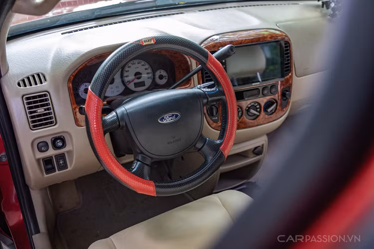 Tại Việt Nam, Ford Escape được bán từ năm 2001 đến cuối năm 2013 với số lượng xe khoảng 10.000 xe. Con số này không quá cao so với doanh số Ranger ngày nay. Nhưng ở thời điểm đó để mua được chiếc xe thì nó khó hơn bây giờ rất rất nhiều lần. Sau 15 năm có mặt tại Việt Nam, trải qua biết bao thăng trầm của ngành xe lẫn kiểu dáng của xe, thế như Ford Escape 2007 vẫn giữ được vẻ đẹp "vượt thời gian".