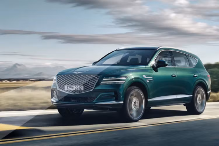 Genesis GV80 thế hệ mới được định vị cạnh tranh với các dòng SUV hạng sang lâu đời như BMW X5 và Mercedes GLE. Ở phiên bản thế hệ mới, Genesis GV80 2021 được nâng cấp ngoại hình bắt mắt và sang trọng hơn.