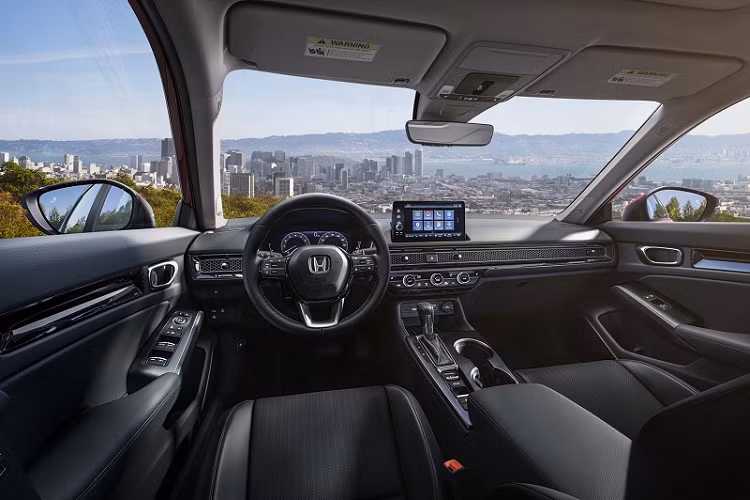 Ngoài ra, Honda Civic Sedan 2022 còn được đánh giá là thế hệ có diện mạo đẹp nhất từ trước tới nay, xe có kiểu dáng tổng thể góc cạnh hơn so với thế hệ trước, chiều dài cơ sở của xe đã được nới thêm 35 mm và cột A ngả về phía sau nhiều hơn 50 mm, khiến ca-pô trông dài hơn, tạo dáng vẻ thể thao cổ điển cho xe.