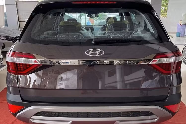 Có thể kể đến một số trang bị đáng chú ý của mẫu SUV này như bảng đồng hồ kỹ thuật số với màn hình 10,25 inch, màn hình thông tin giải trí dạng cảm ứng 10,25 inch, hỗ trợ kết nối với điện thoại thông minh qua Android Auto và Apple Carplay, hệ thống âm thanh Bose 8 loa, hệ thống lọc không khí đi kèm màn hình hiển thị chất lượng không khí, cửa sổ trời thông minh có thể chỉnh bằng giọng nói, đèn viền nội thất Ambient Light 64 màu, camera 360 độ, camera cập lề và ghế lái chỉnh điện 8 hướng.
