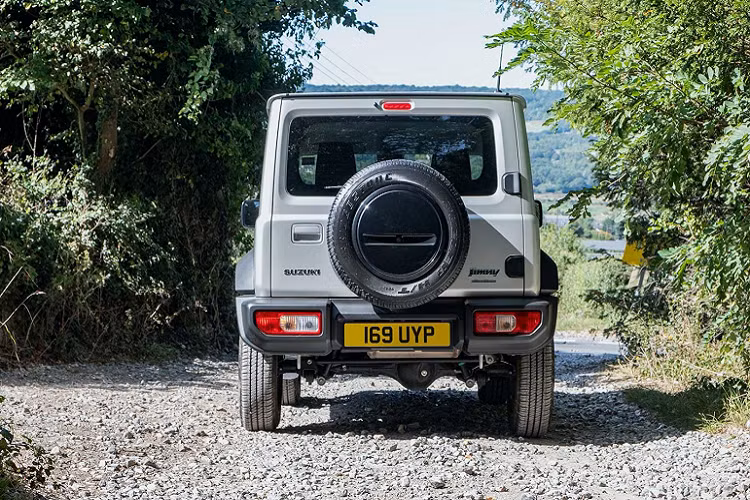 Tham khảo giá xe Suzuki Jimny bán tại Thái Lan, “tiểu G-Class” (nhập Nhật) phân phối chính hãng có giá bán từ 1,55 – 1,68 triệu Bath (tương đương 1,1 đến 1,28 tỷ đồng).