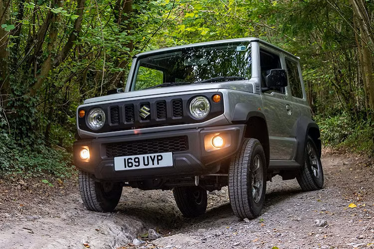 Jimny sử dụng kết hợp với hộp số tự động 4 cấp (4AT) hoặc sàn 5 cấp (5MT) đi cùng với dẫn động hai cầu (4WD) với hệ thống kiểm soát lực kéo điện tử thích ứng (All-Grip 4WD), trên mẫu Jimny hệ thống này đóng vai trò như một sự thay thế cho hệ thống khóa vi sai trước và sau.
