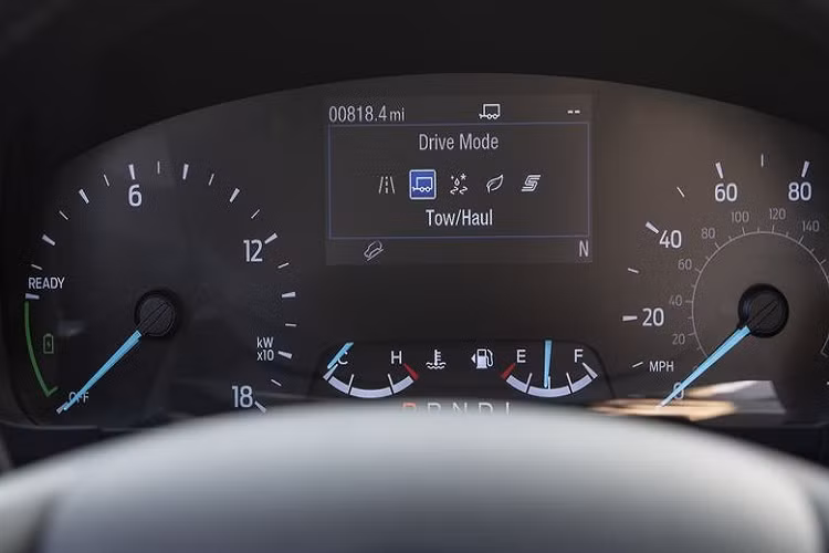 Ở trong phân khúc của mình, Ford Maverick chỉ có một đối thủ duy nhất là Hyundai Santa Cruz đã ra mắt hồi tháng 4 năm nay với giá từ 550 triệu đồng, đắt hơn 90 triệu so với Maverick.