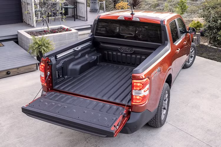 Trong năm sản xuất đầu tiên, Ford sẽ cung cấp Maverick với 3 cấp độ trang bị là XL, XLT và L Lariat. Bản L Lariat hàng đầu sẽ có nhiều tính năng cao cấp như kính cách âm, bọc ghế Desert Brown ActiveX, vô lăng bọc da, điều hòa tự động 2 vùng, đèn LED nội thất, ghế lái chỉnh điện 8 hướng và cửa sổ sau trượt điện.