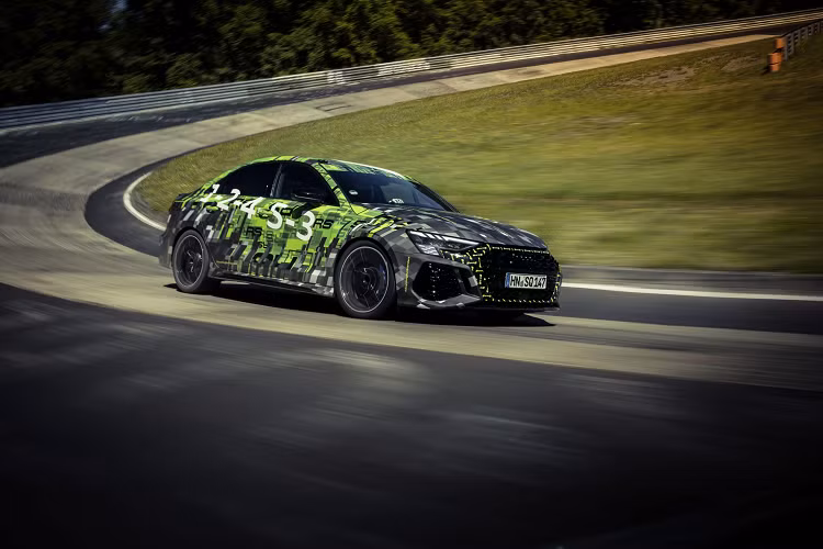 Audi cho biết RS3 2022 có hiệu suất tốt nhất trong phân khúc. Cả 2 phiên bản đều có khả năng tăng tốc từ 0 lên 100 km/h trong vòng 3,8 giây. Khách hàng có thể nâng cấp gói RS Dynamics Package Plus với đĩa phanh gốm, hệ thống treo thể thao… Khi đó, vận tốc tối đa mỗi xe có thể đạt đến 290 km/h.