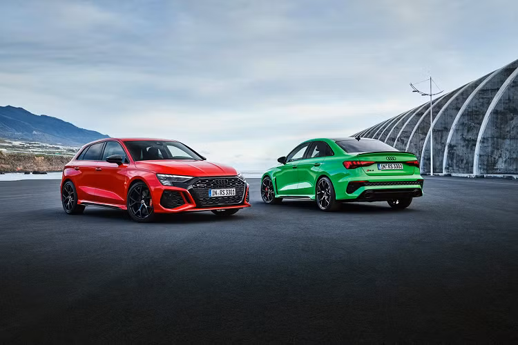 Tương tự mẫu xe huyền thoại Audi quattro những năm 1980, trái tim của Audi RS3 2022 là khối động cơ 5 xi-lanh thẳng hàng dung tích 2.5L, công suất 400 mã lực và mô-men xoắn 500 Nm. Đi kèm là hộp số 7 cấp ly hợp kép. Sức mạnh động cơ được truyền tới 2 cầu thông qua hệ thống dẫn động 4 bánh toàn thời gian Quattro.
