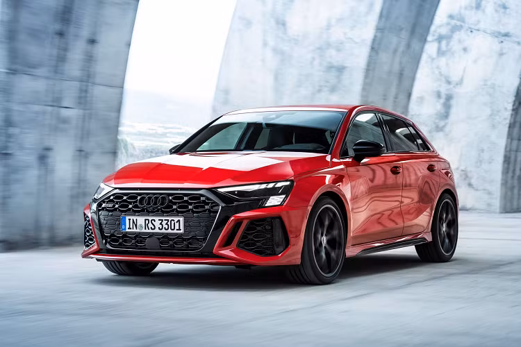 Audi RS3 thế hệ thứ 4 có vẻ ngoài mạnh mẽ, chịu ảnh hưởng nhiều từ Lamborghini. Lưới tản nhiệt của phiên bản hiệu suất cao có thể dễ dàng nhận ra với họa tiết lục giác.