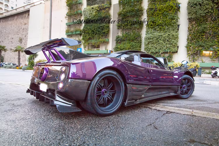 Mẫu siêu xe cũng từng gặp tai nạn vào năm 2015 nhưng sau đó nhanh chóng được sửa chữa. Pagani Zonda của Lewis Hamilton được trang bị động cơ AMG V12, hút khí tự nhiên, dung tích 7,3 lít, sản sinh công suất 750 mã lực và mô-men xoắn 780 Nm.