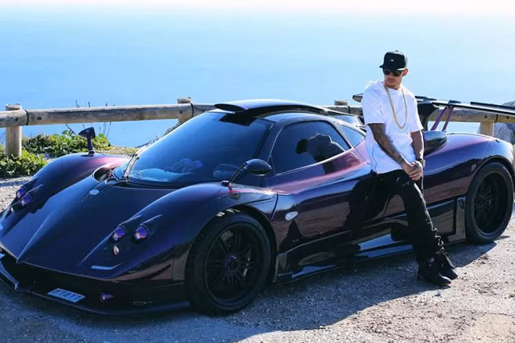 Ở thời điểm mua mới, Hamilton đã phải trả gần 2 triệu USD cho siêu xe Pagani Zonda hàng hiếm này vào năm 2014. Điều đặc biệt ở Zonda 760 LH là mẫu siêu xe có tông màu tím chủ đạo ở nội, ngoại thất cùng phụ kiện carbon.