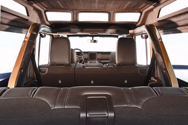 Không chỉ cao hơn, trần xe của Jeep Wrangler Overlook Concept còn 3 cửa sổ ở phía trên hàng ghế thứ hai và thứ ba, mang đến tầm nhìn tốt hơn cho hành khách. Bên cạnh đó là 2 cửa sổ nhỏ ở hai bên trần xe. Tiếp đến là cửa sổ trời một mảnh bên trên hàng ghế trước, có thể lật ra để mang đến cảm giác thoáng đãng hơn cho nội thất.