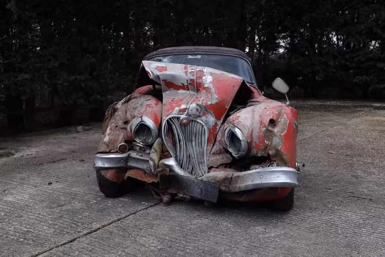 Sau khi được cất giữ trong kho khoảng 25 năm, chiếc Jaguar XK150S 3.8 S Drophead Coupe 1960 quý hiếm đã được mang ra bán tại phiên đấu giá Bonhams MPH ở Bicester, Oxfordshire. Khi được bán, giá trị cuối cùng của nó còn cao hơn những chiếc xe trông còn đẹp khác ở cùng sự kiện. Một khi được phục chế như cũ, chiếc XK150S này nhất định sẽ có giá trị hơn thế nữa.