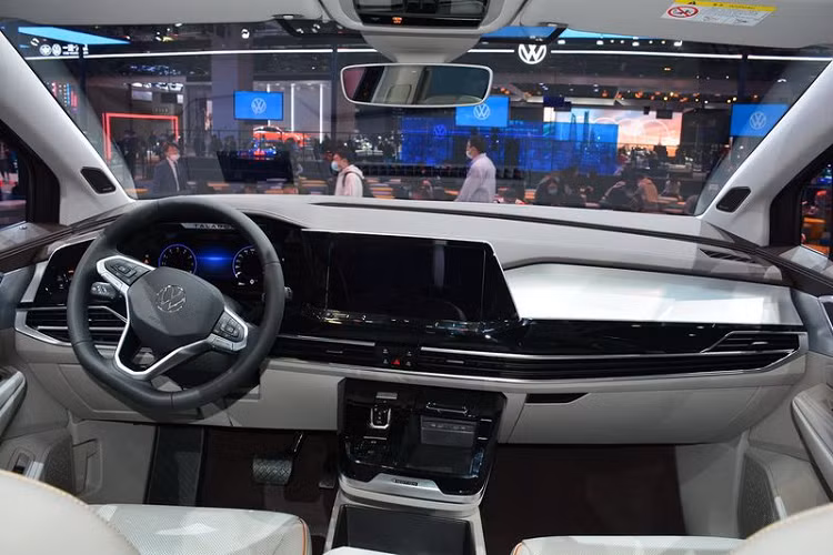 Về nội thất, Volkswagen Talagon có đủ chỗ ngồi thoải mái cho 6 hoặc 7 người lớn, tùy theo từng cấu hình xe. So sánh với Atlas, cabin của Talagon nhìn chung khá khác biệt, chỉ có kiểu dáng vô lăng ba chấu là giống nhau.