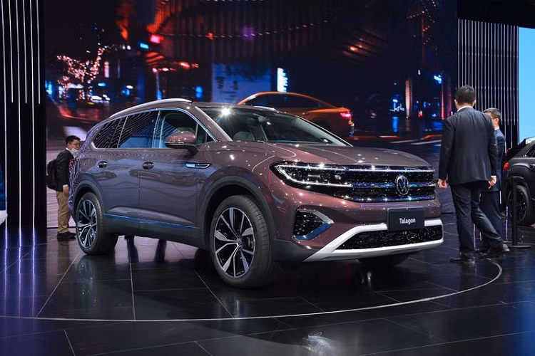 Talagon là mẫu SUV lớn nhất và cao cấp nhất của Volkswagen hiện tại, tuy nhiên, xe sẽ chỉ được bán độc quyền ở Trung Quốc. Chiếc SUV Volkswagen Talagon hoàn toàn mới vừa được trình làng tại Triển lãm Ô tô Thượng Hải 2021.
