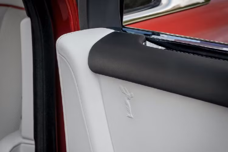 Hiện số lượng dòng xe siêu sang Rolls-Royce Phantom bản cũ và thế hệ mới mang màu đỏ có mặt tại Việt Nam chỉ đếm trên đầu ngón tay.