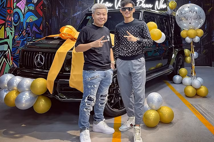 Ngoài ra, ngoại thất của chiếc xe này vẫn là các chi tiết trang trí từ sợi carbon từ hãng độ Brabus lừng danh, bao gồm nắp capo, ốp gương chiếu hậu, tay nắm cửa, cặp đèn trợ sáng trên nóc xe, nắp bánh xe,...