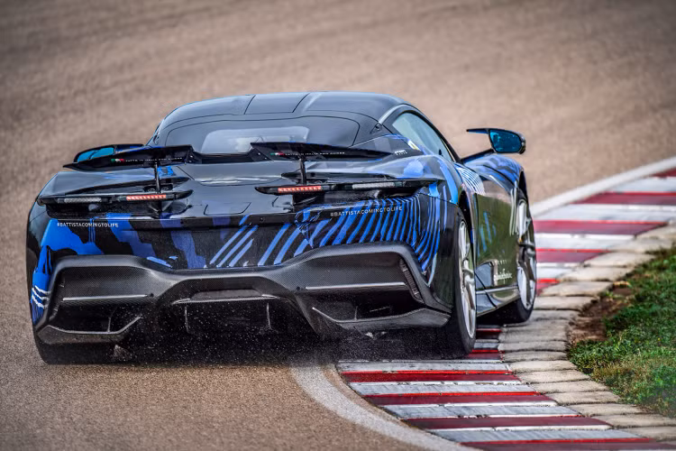 Pininfarina Battista là một trong số những mẫu xe điện hiệu năng cao đang được khách hàng đam mê tốc độ chờ đợi. Phân khúc này có sự nở rộ trong vài năm qua với một vài cái tên đình đám cạnh tranh với Pininfarina như Lotus Evija, Hyperion XP-1, Rimac C_Two, Tesla Roadster... Mức giá xe Pininfarina Battista hiện vẫn là một ẩn số.