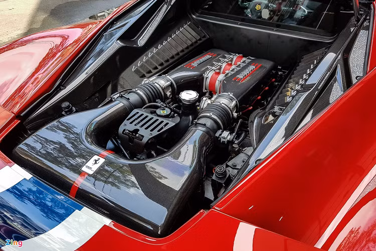 Về mặt vận hành, khối động cơ V8 hút khí tự nhiên dung tích 4.5L được tinh chỉnh lại, sản sinh công suất tối đa lên đến 605 mã lực tại vòng tua 9.000 vòng/phút, mạnh hơn 43 mã lực so với phiên bản 458 Italia tiêu chuẩn. Mô-men xoắn cực đại của xe giữ nguyên ở mức 540 Nm tại vòng tua 6.000 vòng/phút. 
