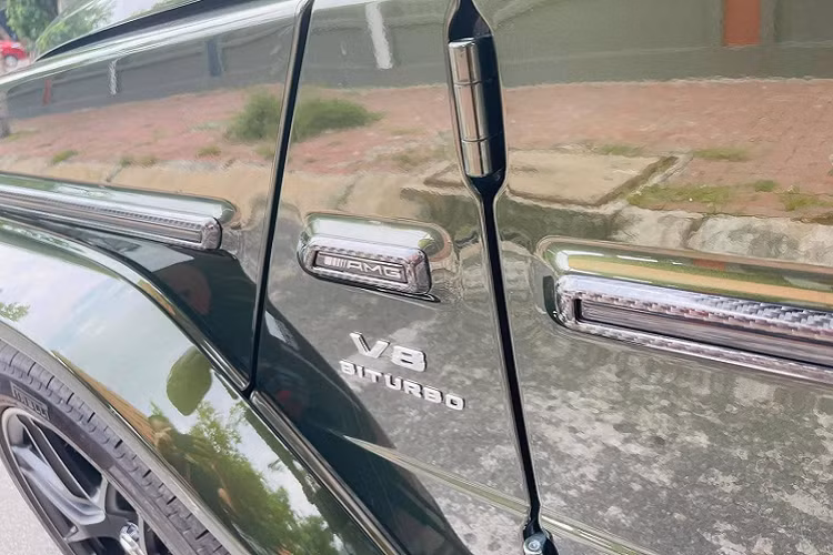 Giá xe Mercedes-AMG G63 chính hãng tại Việt Nam đang bán là 10,95 tỷ đồng nhưng chưa bao gồm các tùy chọn. Còn tại các đại lý tư nhân, phiên bản nhập khẩu về có mức giá từ hơn 15 tỷ đồng.
