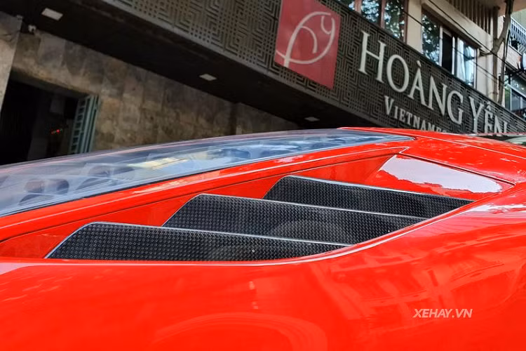 Nhưng phải thừa nhận rằng dù không có bộ cánh "có một không hai" thì Ferrari 458 Speciale vẫn vô cùng hấp dẫn, từng đường nét trên thân xe đều được trau chuốt và có dụng ý riêng.