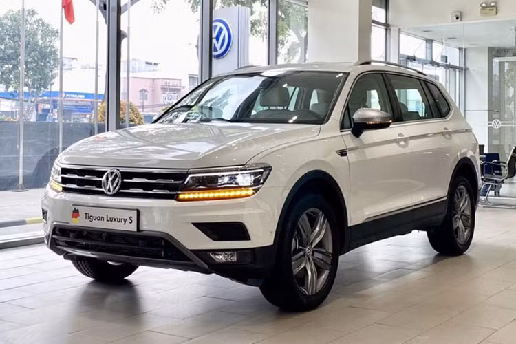 Các trang bị khác bao gồm; hệ thống chống bó cứng phanh ABS, phanh đỗ điện kết hợp với chức năng hỗ trợ dừng xe, chống trôi xe, hỗ trợ khởi hành ngang dốc, xe có các túi khí ở hàng ghế trước, bên hông hàng ghế trước và cửa sổ hai bên.