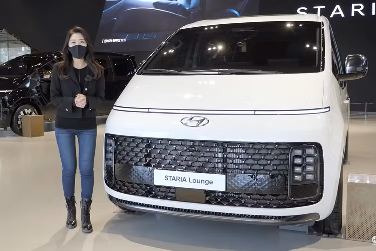 Tuần trước, mẫu MPV Hyundai Staria 2021 mới đã chính thức trình làng sau khoảng 1 tháng úp mở. Nó trông giống như một con tàu vũ trụ tới từ tương lai nhưng dựa trên những gì chúng ta được thấy trong ảnh, chiếc xe này có vẻ đã sẵn sàng bước vào dây chuyền sản xuất. Nhờ một video mới từ kênh YouTube “Motorgraph World”, một tạp chí ôtô lớn ở Hàn Quốc, chúng ta có một cái nhìn cụ thể hơn về mẫu MPV có thể chứa 9 hoặc 11 người này, và nhìn ngắm mọi tiểu tiết một cách trực quan.