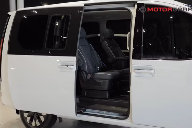 Trước mắt, Hyundai Staria mới sẽ chỉ được bán giới hạn ở một vài thị trường như Hàn Quốc và Úc vào nửa cuối năm 2021. Do vậy, mẫu MPV này chắc sẽ khiến nhiều người thấy thèm khát mà không thể nào có được. Mức giá xe Hyundai Staria 2021 có mức dao động từ 27,27 - 41,35 triệu Won (khoảng 559 - 848 triệu đồng) tại thị trường Hàn Quốc.