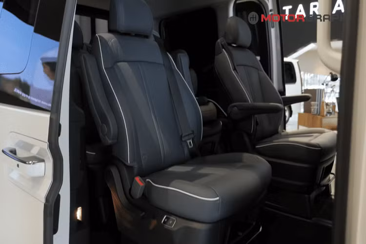 Nhắc lại một vài điểm đáng lưu ý, xe MPV Hyundai Staria có kích thước lớn hơn Kia Carnival mới một chút, và được trang bị động cơ diesel tăng áp dung tích 2.2 lít sản sinh 175 mã lực và 431 Nm mô-men xoắn cực đại phối hợp hộp số sàn 6 cấp hoặc tự động 6 cấp, hoặc một động cơ xăng dung tích 3.5 lít phối hợp hộp số tự động 8 cấp.