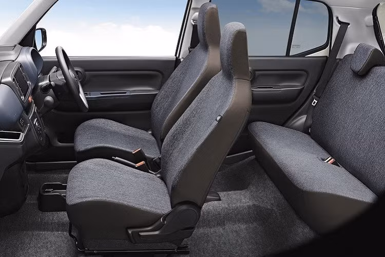 Chưa hết, Suzuki Alto thế hệ mới còn đi kèm nội thất cao 1.260 mm, tăng 45 mm so với trước, và dài 2.015 mm, đảm bảo cảm giác thoải mái cho người dùng. Tuy nhiên, khoang hành lý phía sau của xe có kích thước khá nhỏ. 