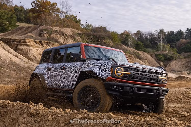 Dự kiến ra mắt trong vài tháng tới, Ford Bronco Raptor 2023 mới sẽ là mẫu xe đang rất được mong đợi do đây là phiên bản hiệu năng cao và hầm hố hơn so với mẫu SUV Bronco thông thường vốn đã được yêu thích. Mới đây, một số hình ảnh xe Ford Bronco Raptor 2023 với thiết kế rõ nét đã được đăng tải.