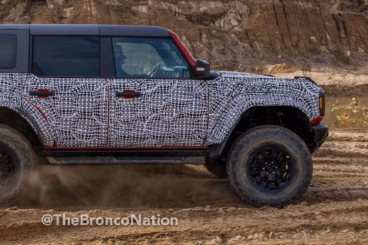 Ngoài ra, khoảng sáng gầm của Ford Bronco Raptor 2023 địa hình cũng nâng lên đáng kể, cản sốc trước có thiết kế không khác bản Bronco tiêu chuẩn, nhưng lưới tản nhiệt của xe được sơn đen đi kèm logo Ford kích thước lớn khá cứng cáp.