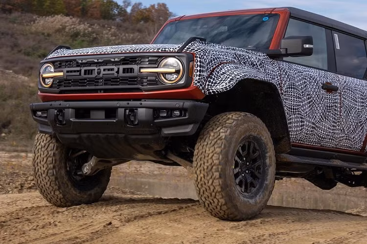 Từ các chi tiết này, có thể thấy Ford Bronco Raptor 2023 thực sự khác biệt so với Bronco thông thường. Khác biệt rõ nhất chính là vòm bánh xe Bronco Raptor rộng và cao hơn nhiều, tương thích với lốp kích thước lớn 37 inch, tạo cho xe vẻ ngoài hầm hố và phù hợp với một chiếc SUV off-road chính hiệu.