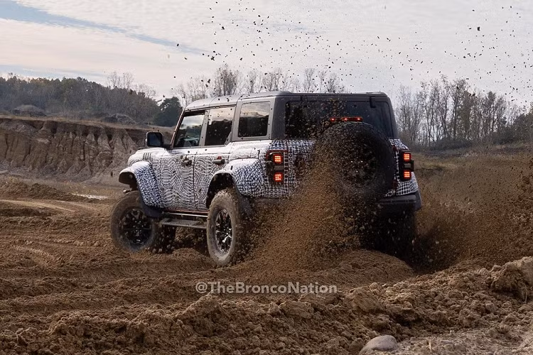 Ford Bronco Raptor 2023 có thể được trang bị động cơ EcoBoost 3.5L tăng áp turbo kép tương tự như Ford F-150 Raptor. Thông tin chi tiết và chính xác hơn về mẫu SUV ăn khách Bronco Raptor 2023 sẽ được công bố trong thời gian tới, đặc biệt là khi xe chính thức ra mất vào đầu năm 2022.
