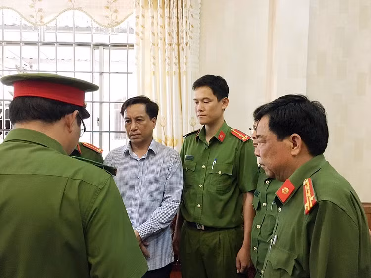 Cuu Chu tich TP Tra Vinh va cap pho hau toa