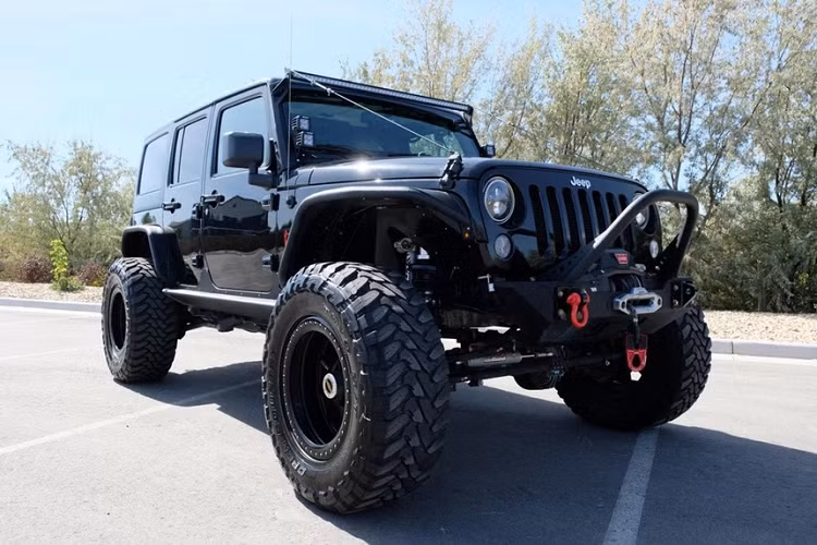 Một bản độ Jeep Wrangler hàng khủng dùng động cơ V8 đang được rao bán tại Mỹ với mức giá 89.999 USD (khoảng 2 tỷ đồng). Con số này cao hơn đáng kể phiên bản Jeep Wrangler 392 chính hãng dùng động cơ V8 mạnh 470 mã lực sắp được bán ra với giá dự kiến khoảng 77.000 USD.