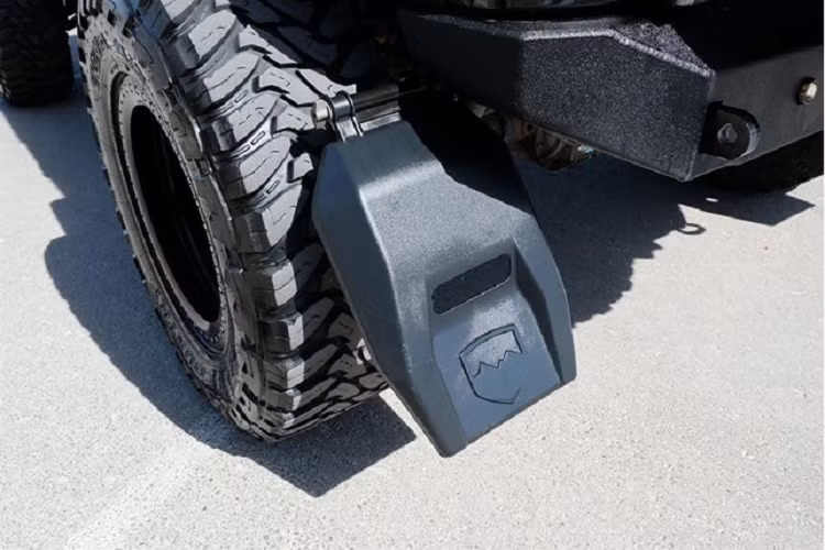 Song song với việc cải thiện sức mạnh, hệ thống truyền động và khung gầm của mẫu SUV địa hình cũng được nâng cấp một loạt trang bị đắt tiền phục vụ cho việc off-road. Danh sách có thể kể đến hộp số phụ Atlas 3.0, cầu cứng Ultimate 60, khóa vi sai Eaton E-Lockers, trục lái JE Reel, phuộc giảm chấn Falcon, mâm xe 20 inch, lốp địa hình đi đường bùn cỡ 38 x 13.50...
