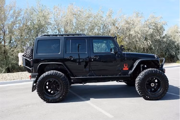 Theo đăng tải của người rao bán trên trang duPont Registry, chiếc Jeep Wrangler động cơ V8 mạnh 800 mã lực này có tổng chi phí độ lên đến 150.000 USD. Xe đã đi được gần 40.000 km, trong đó, khoảng 16.000 km là quãng đường di chuyển sau khi hoàn thành việc nâng cấp.