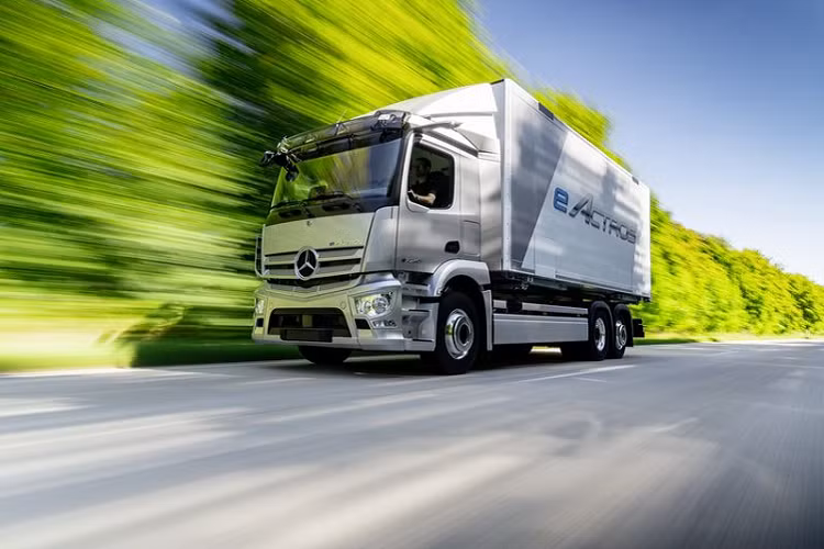 Ở cấu hình 4 pin, eActros có phạm vi hoạt động tối đa lên tới 400 km. Với bộ sạc 400A DC, pin có thể tăng từ 20% lên 80% chỉ trong hơn một giờ. Giống như ô tô điện thông thường, eActros cũng có hệ thống phanh phục hồi năng lượng.