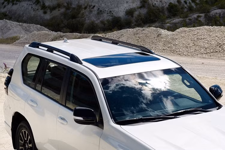 Ở đời 2021, Land Cruiser được nâng cấp chủ yếu ở công nghệ và động cơ, ngoại hình không thay đổi so với đời trước. Land Cruiser vẫn sử dụng động cơ diesel 2.8L nhưng đã được tinh chỉnh để cho ra sức mạnh lớn hơn.